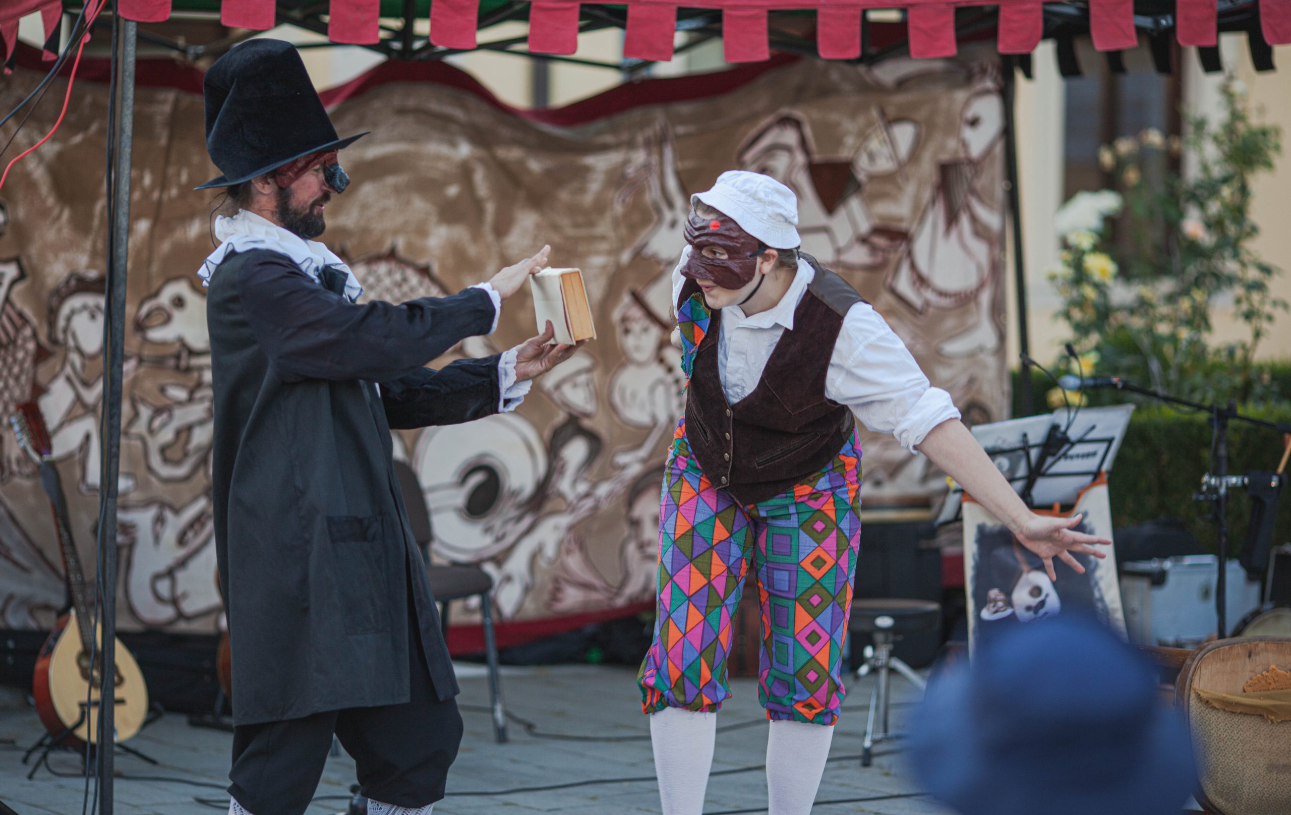 ARLECCHINO ALEGE CARTEA